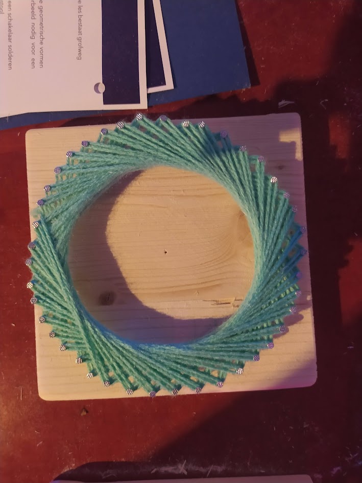 Lesbrief: fantasie, string art